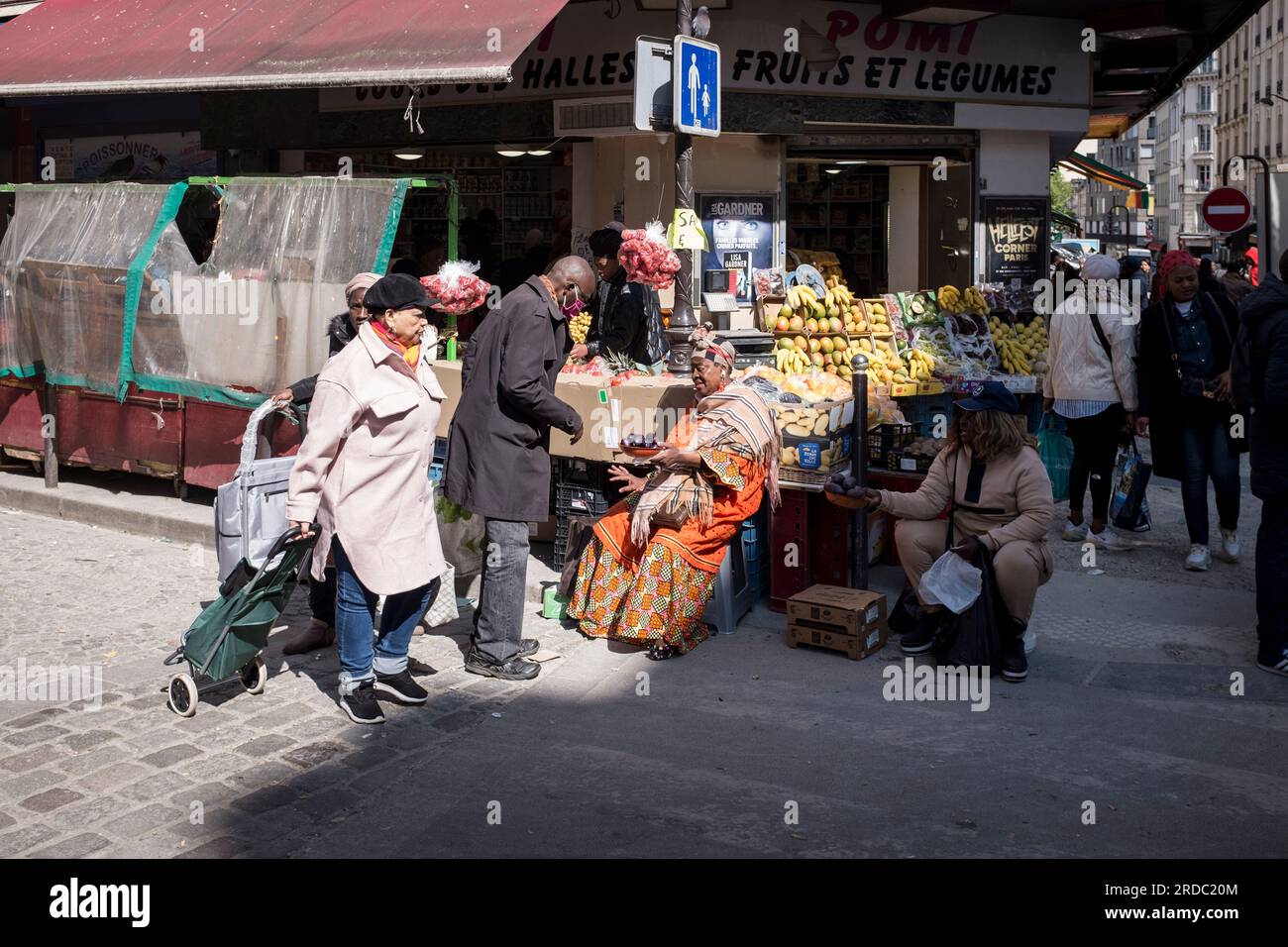 In der überwiegend nordafrikanischen Nachbarschaft Goutte d'Or im 18. Arrondissement von Paris, Frankreich, drängen sich die Leute auf die Straßen, um einkaufen zu gehen Stockfoto