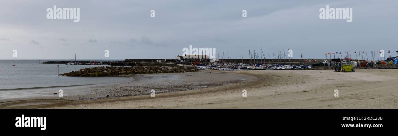 Panoramablick auf den Sandstrand am Lyme Regis im Sommer 2023 Stockfoto