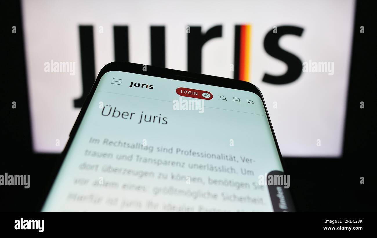 Mobiltelefon mit Website der deutschen Rechtsinformation prodiver Juris GmbH auf dem Bildschirm vor dem Logo. Fokus auf oberer linker Seite des Telefondisplays. Stockfoto