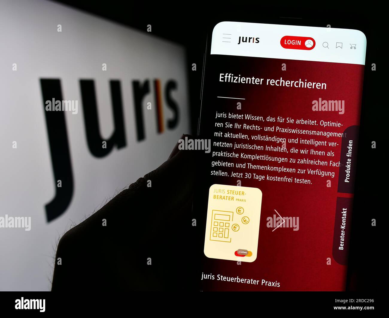 Person, die ein Mobiltelefon mit einer Webseite deutscher Rechtsinformationen hält prodiver Juris GmbH auf dem Bildschirm mit Logo. Konzentrieren Sie sich auf die Mitte des Telefondisplays. Stockfoto