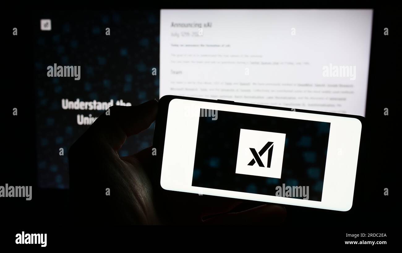Person, die ein Mobiltelefon mit dem Logo des US-amerikanischen Unternehmens Xai Corp. Für künstliche Intelligenz auf dem Bildschirm vor der Webseite hält. Konzentrieren Sie sich auf das Display des Telefons. Stockfoto