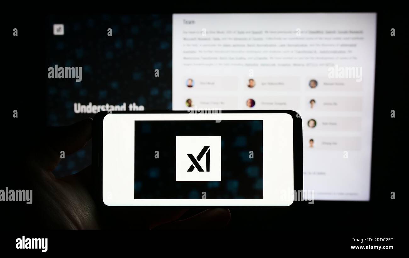 Person, die ein Handy mit dem Logo der amerikanischen Firma Xai Corp. Für künstliche Intelligenz auf dem Bildschirm vor der Webseite hält. Konzentrieren Sie sich auf das Display des Telefons. Stockfoto