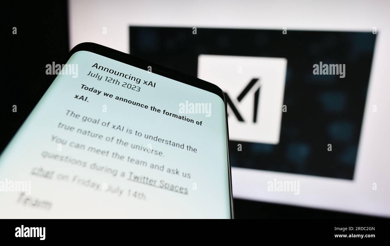 Mobiltelefon mit Webseite der US-amerikanischen Firma Xai Corp. Für künstliche Intelligenz auf dem Bildschirm vor dem Logo. Fokus auf oberer linker Seite des Telefondisplays. Stockfoto