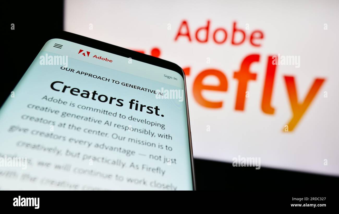 Mobiltelefon mit Website des generativen KI-Produkts Adobe Firefly auf dem Bildschirm vor dem Unternehmenslogo. Fokus auf oberer linker Seite des Telefondisplays. Stockfoto