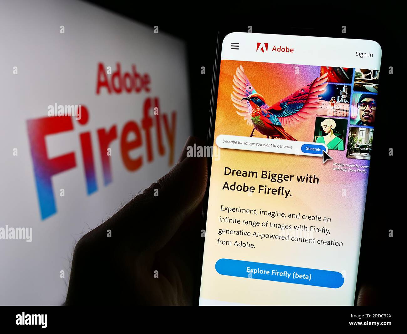 Person, die ein Mobiltelefon mit einer Webseite des generativen KI-Produkts Adobe Firefly auf dem Bildschirm vor dem Logo hält. Konzentrieren Sie sich auf die Mitte des Telefondisplays. Stockfoto
