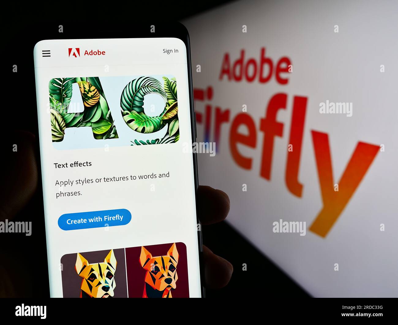 Person, die ein Smartphone mit einer Webseite des generativen KI-Produkts Adobe Firefly auf dem Bildschirm vor dem Logo hält. Konzentrieren Sie sich auf die Mitte des Telefondisplays. Stockfoto