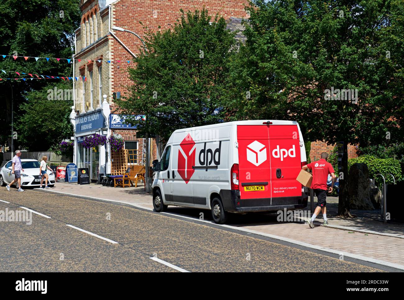 DPD Lieferwagen im Dorf Boston Spa, West Yorkshire, England, Großbritannien Stockfoto
