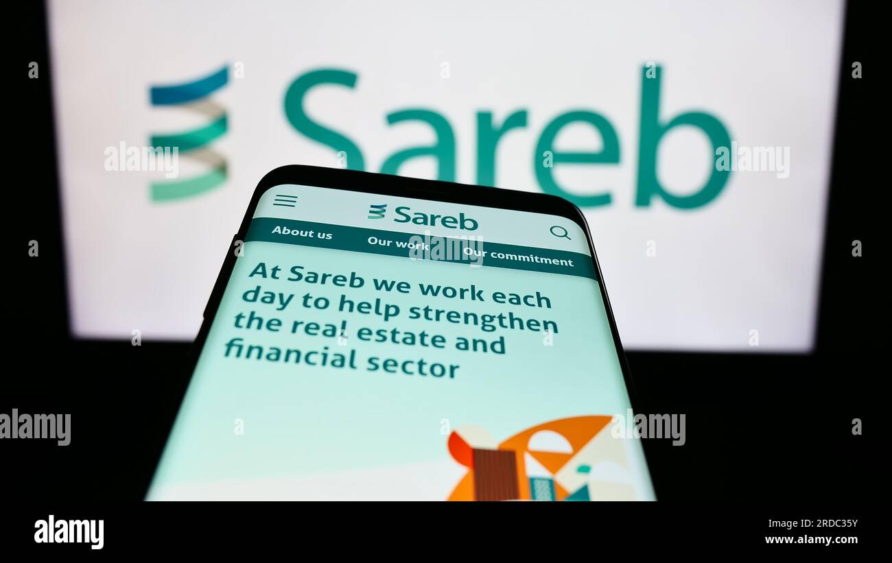 Smartphone mit Website der spanischen Bad Bank Sareb auf dem Bildschirm vor dem Firmenlogo. Fokus auf oberer linker Seite des Telefondisplays. Stockfoto
