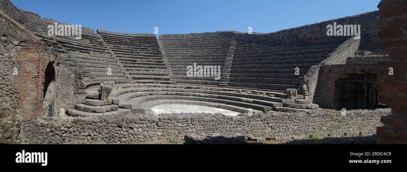 Pompeius, Italien, Ruinen nach Ausgrabungen unter Asche nach dem Vulkanausbruch 79AD. Theater dargestellt. Stockfoto