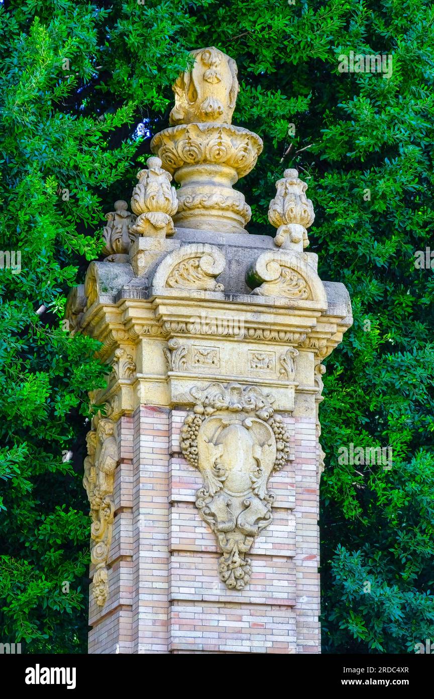 Sevilla, Spanien, Steindekoration in einer alten architektonischen Säule in einem öffentlichen Park. Stockfoto