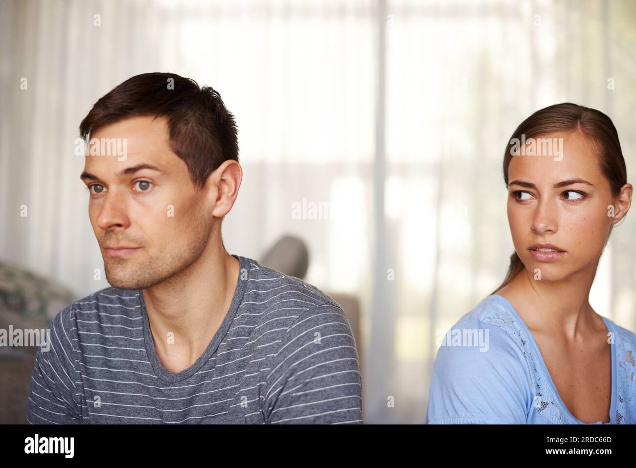 Wenn er nur wüsste. Aufnahme eines jungen Paares, das zu Hause eine Meinungsverschiedenheit hat. Stockfoto