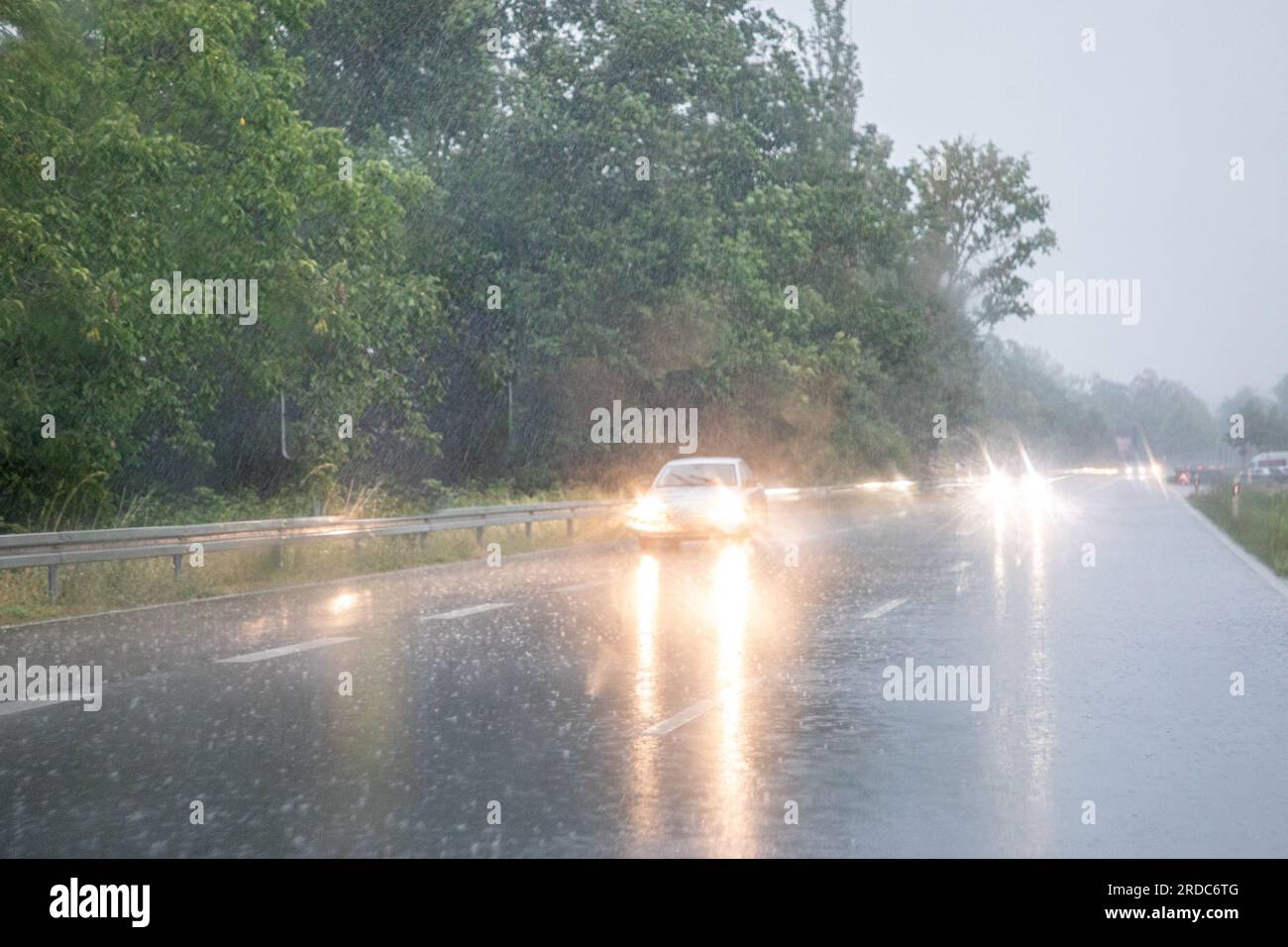 Eingeschränkte Sicht vom Auto bei starkem Regen und Sturm aus der Sicht des Fahrers als Verkehrssymbol, das bei schlechtem Wetter fährt Stockfoto