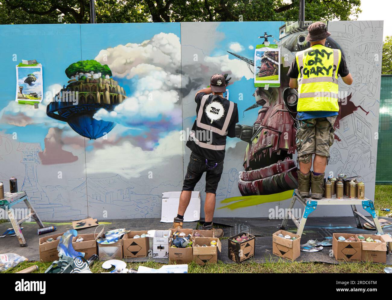 Graffiti-Künstler beenden ihre Arbeit ( Studio Ghibli) beim Bluedot Festival. Das Festival eröffnet heute am donnerstag, den 20. Juli 2023. Der RTM-Bahnstreik hat Festivalbesucher daran gehindert, heute Abend zu den Eröffnungsveranstaltungen zu kommen, als Tilda Swinton mit Max Richter und dem BBC-Konzertorchester zu Gast sein wird. Jodrell Bank, Cheshire, Vereinigtes Königreich. Bild: Garyroberts/worldwidefeatures.com Stockfoto