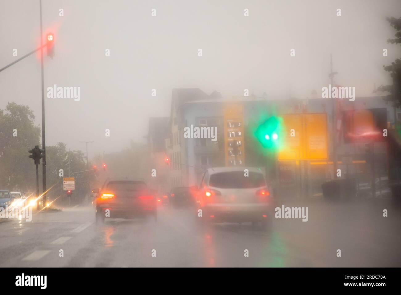 Eingeschränkte Sicht vom Auto bei starkem Regen und Sturm aus der Sicht des Fahrers als Verkehrssymbol, das bei schlechtem Wetter fährt Stockfoto