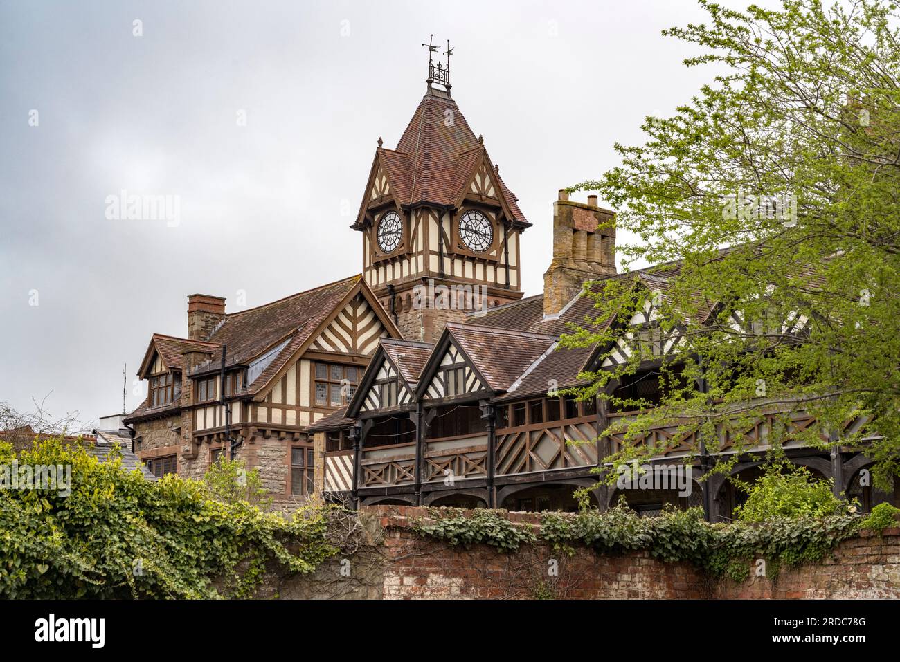 Großer Uhrenturm auf alten Bauten in Ledbury Herefordshire Stockfoto