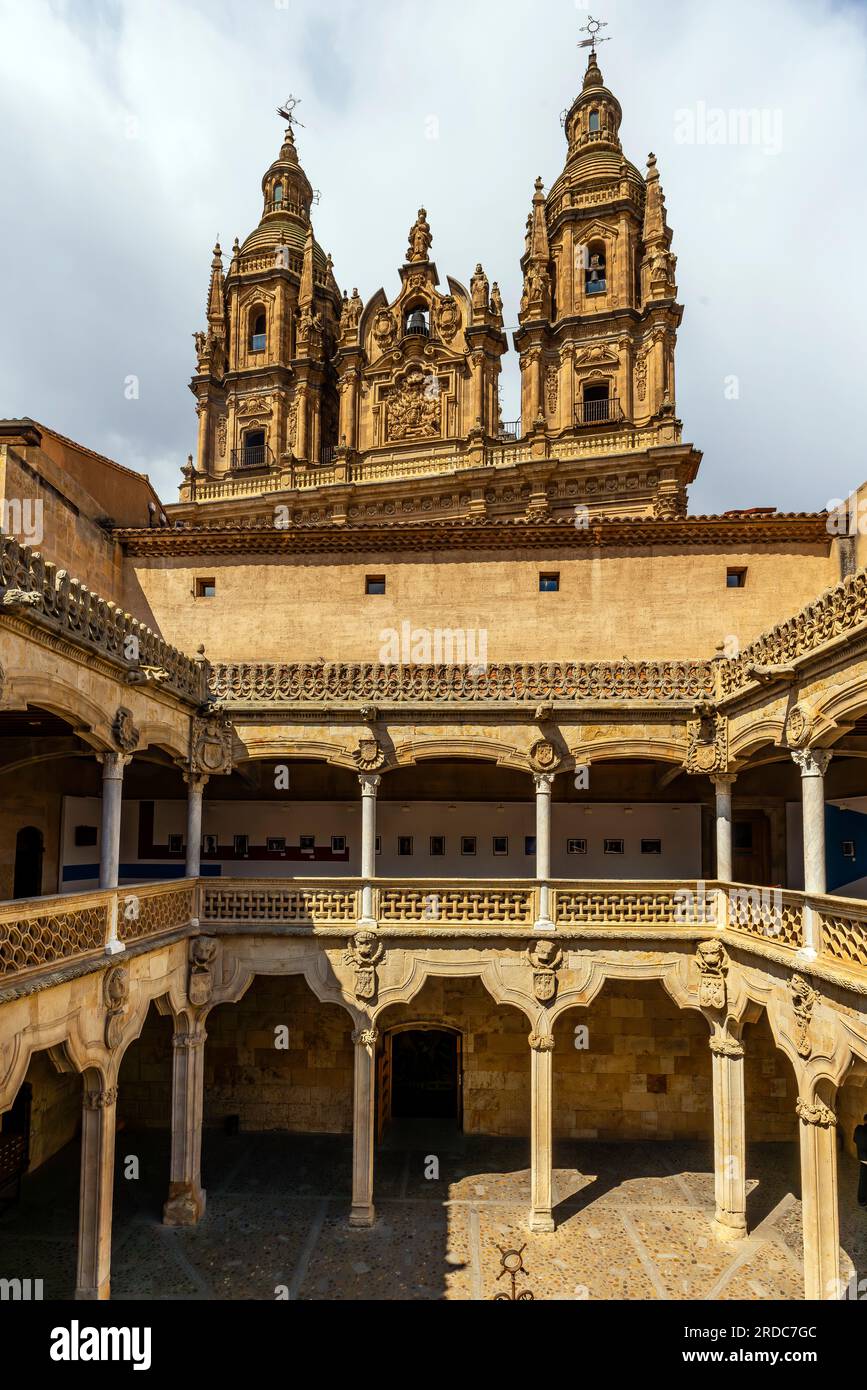Casa de las Conchas und zwei Türme der Iglesia de la Clerecia. Calle de la Compañía, Salamanca, Castilla y Leon, Spanien. Stockfoto