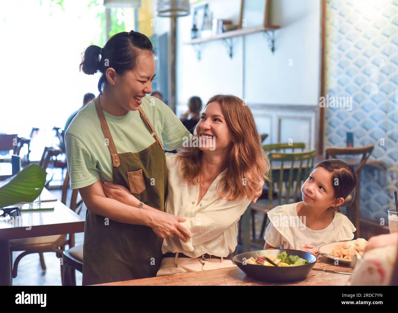 Mittagessen und Begegnung mit ihrer vietnamesischen Kellnerin in einem Café Stockfoto