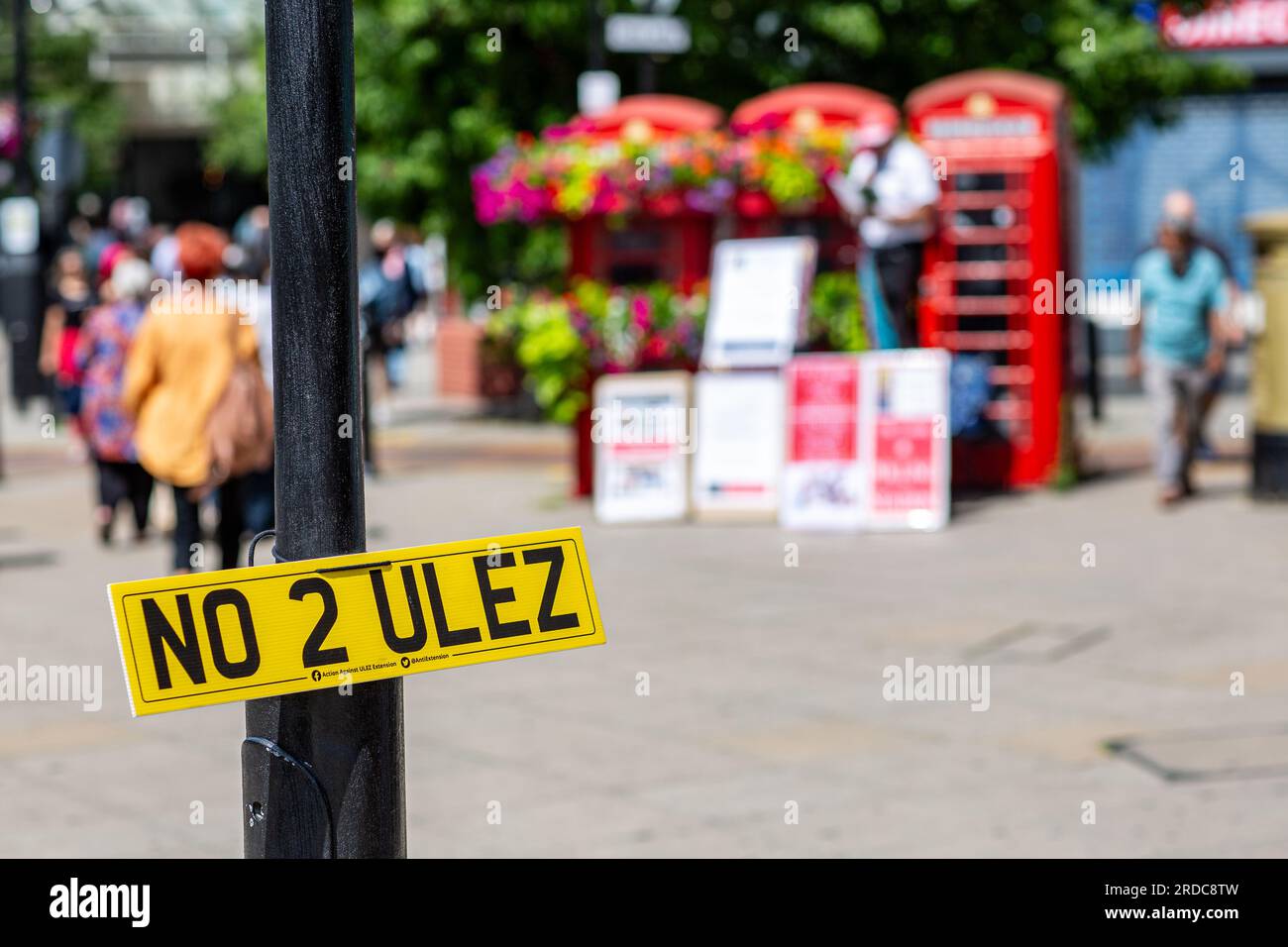 Uxbridge, Großbritannien. 20. Juli 2023. Es war ein geschäftiger Tag im Stadtzentrum von Uxbridge, da die Käufer unterwegs waren und auf dem Weg waren, um bei den Kommunalwahlen zu wählen. Der ehemalige Premierminister Boris Johnson hatte den Sitz der Konservativen Partei inne. Labour wird heute voraussichtlich die Wahlen gewinnen, aber viele Wähler sind wütend, dass Uxbridge Teil der Ultra Low Emission Zone werden soll, die der Labour-Bürgermeister von London Sadiq Khan vorgeschlagen hat. Das kann bedeuten, dass die Wähler für alternative Parteien wie die Liberaldemokraten oder die Grünen stimmen. Kredit: Horst Friedrichs/Alamy Live Stockfoto