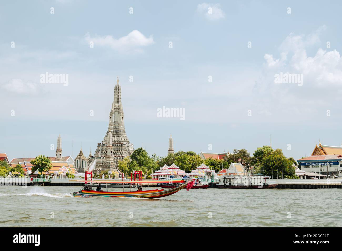 Bangkok, Thailand - 29. Juni 2023 : Tempel Wat Arun und Fluss Chao Phraya Stockfoto