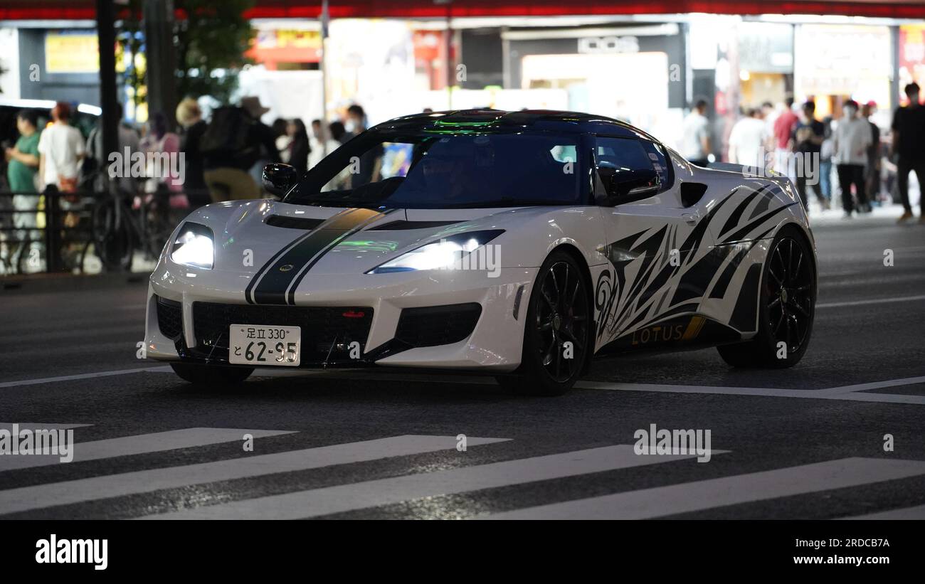 Schneller Lotus-Wagen auf den Straßen von Tokio Stockfoto