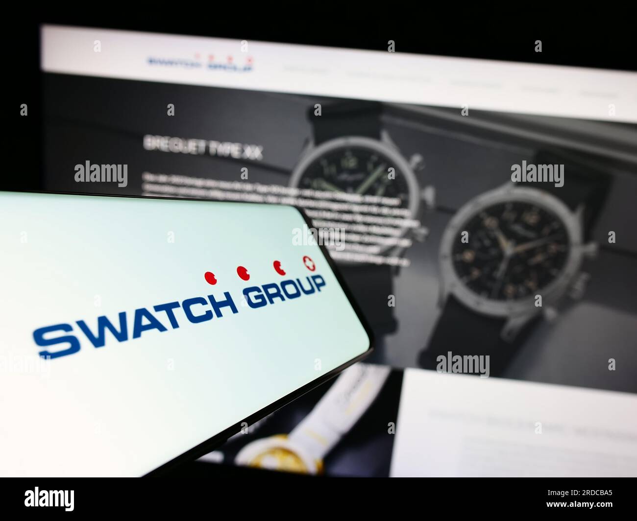 Smartphone mit Logo des Schweizer Unternehmens The Swatch Group Ltd. Auf dem Bildschirm vor der Business-Website. Fokus auf die Mitte rechts des Telefondisplays. Stockfoto