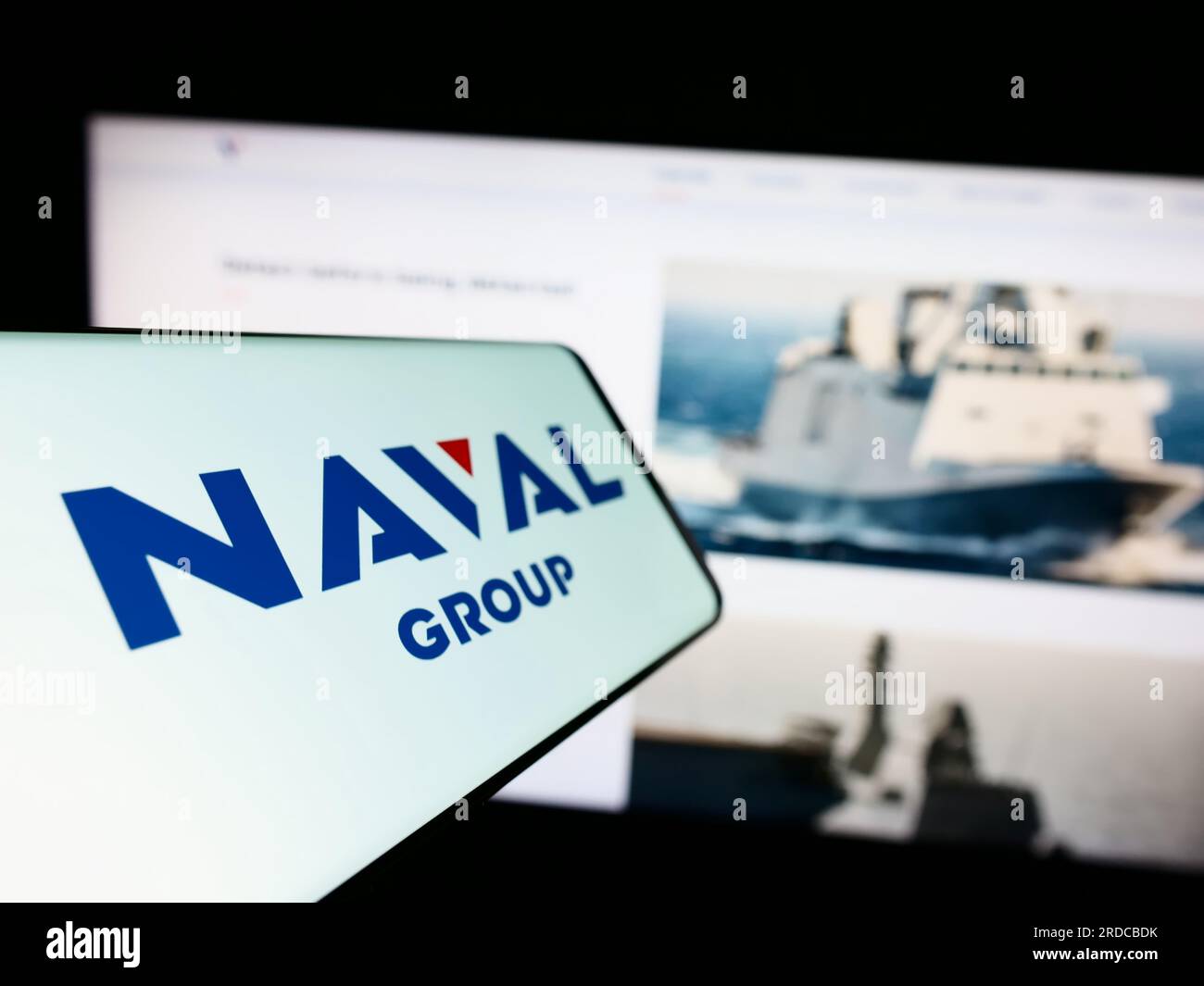Mobiltelefon mit Logo der französischen Verteidigungsfirma Naval Group S.A. auf dem Bildschirm vor der Business-Website. Fokus auf der linken Seite des Telefondisplays. Stockfoto
