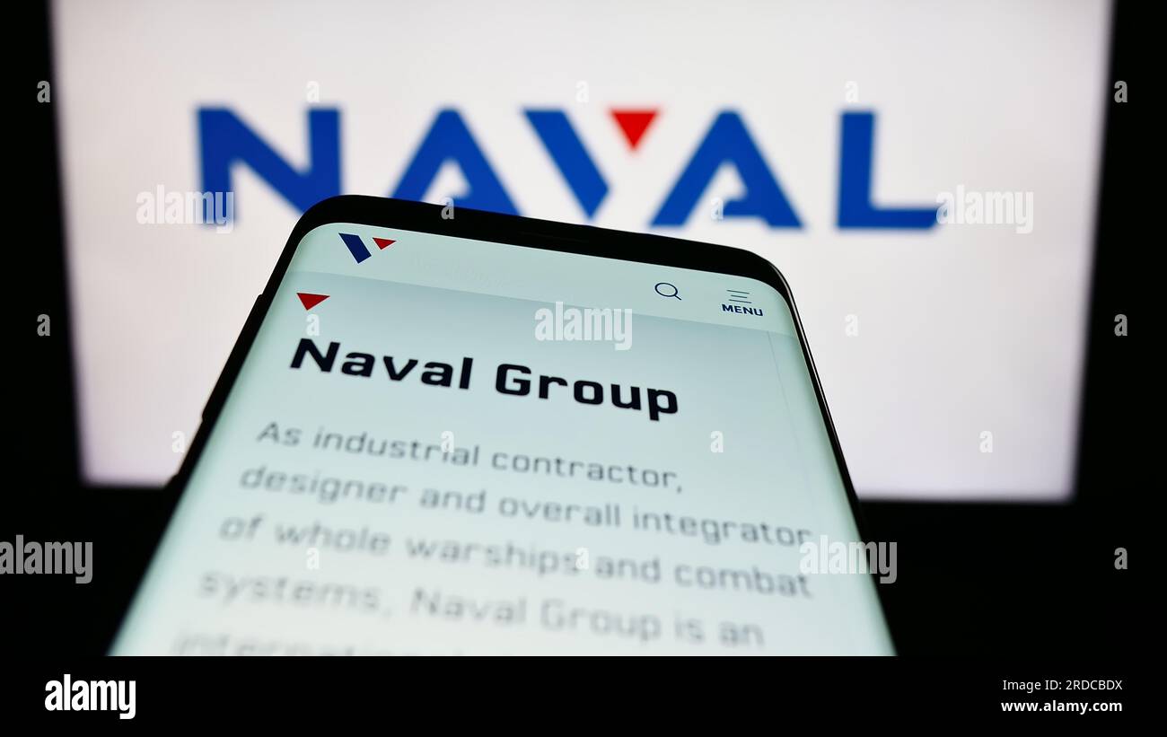 Smartphone mit Website des französischen Verteidigungsunternehmens Naval Group S.A. auf dem Bildschirm vor dem Firmenlogo. Fokus auf oberer linker Seite des Telefondisplays. Stockfoto