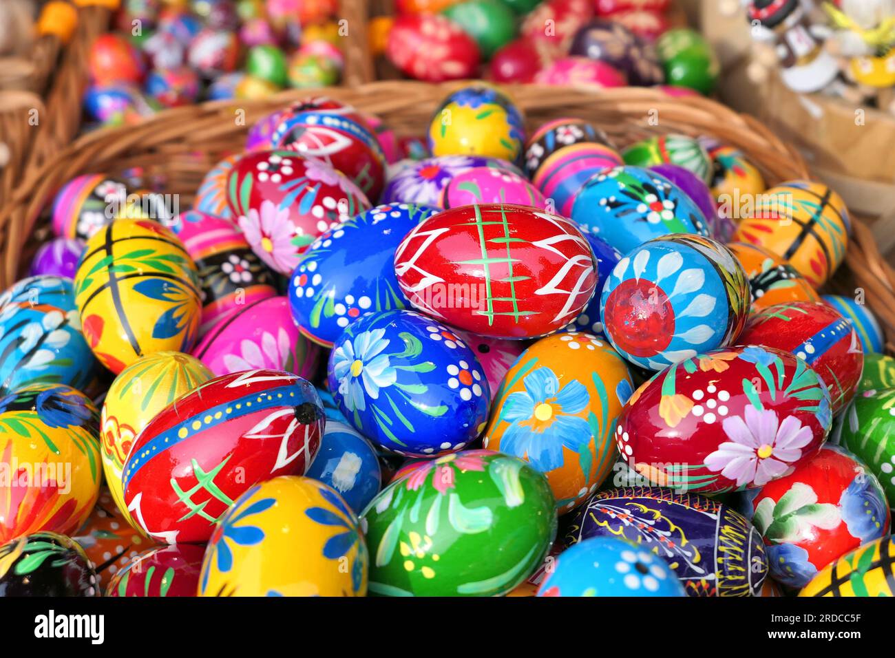 Farbenfroh dekorierte Ostereier auf dem Ostermarkt in Krakau, Polen. Stockfoto