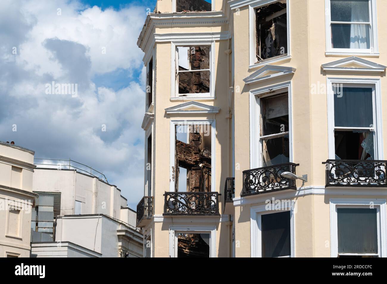 Überreste des verfallenen denkmalgeschützten Royal Albion Hotels, das am Samstag, den 15. Juli 2023, in der Stadt Brighton, Großbritannien, ausbrach. Stockfoto