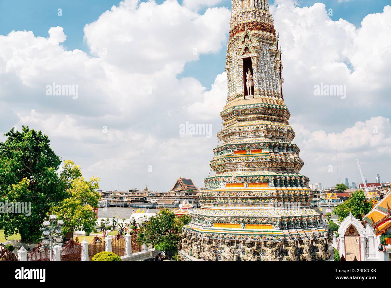 Panoramablick auf den Tempel Wat Arun und den Fluss Chao Phraya in Bangkok, Thailand Stockfoto