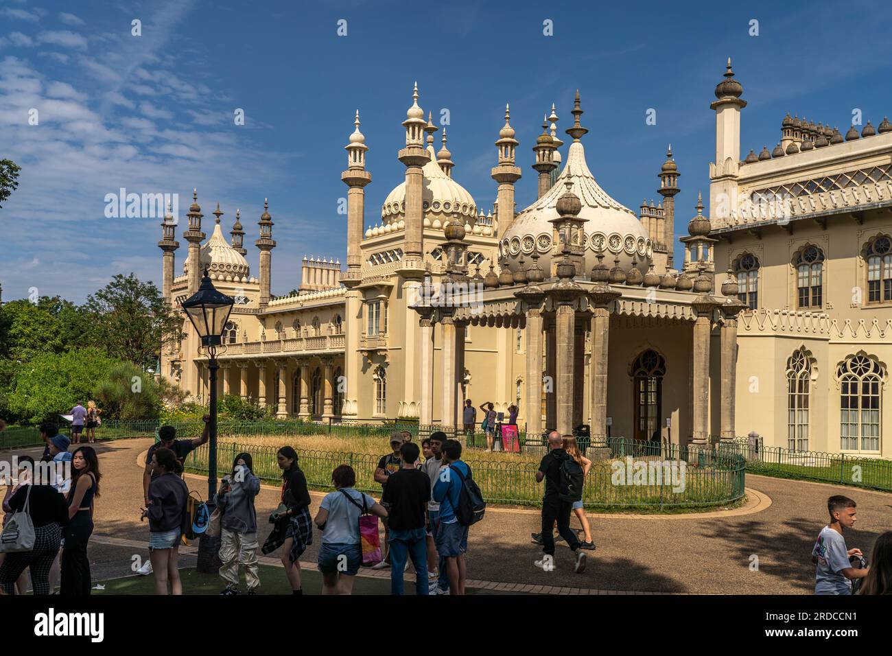 Schüler vor dem Royal Pavilion im Seebad Brighton, England, Großbritannien, Europa | Schulkinder im Royal Pavilion im Badeort B Stockfoto