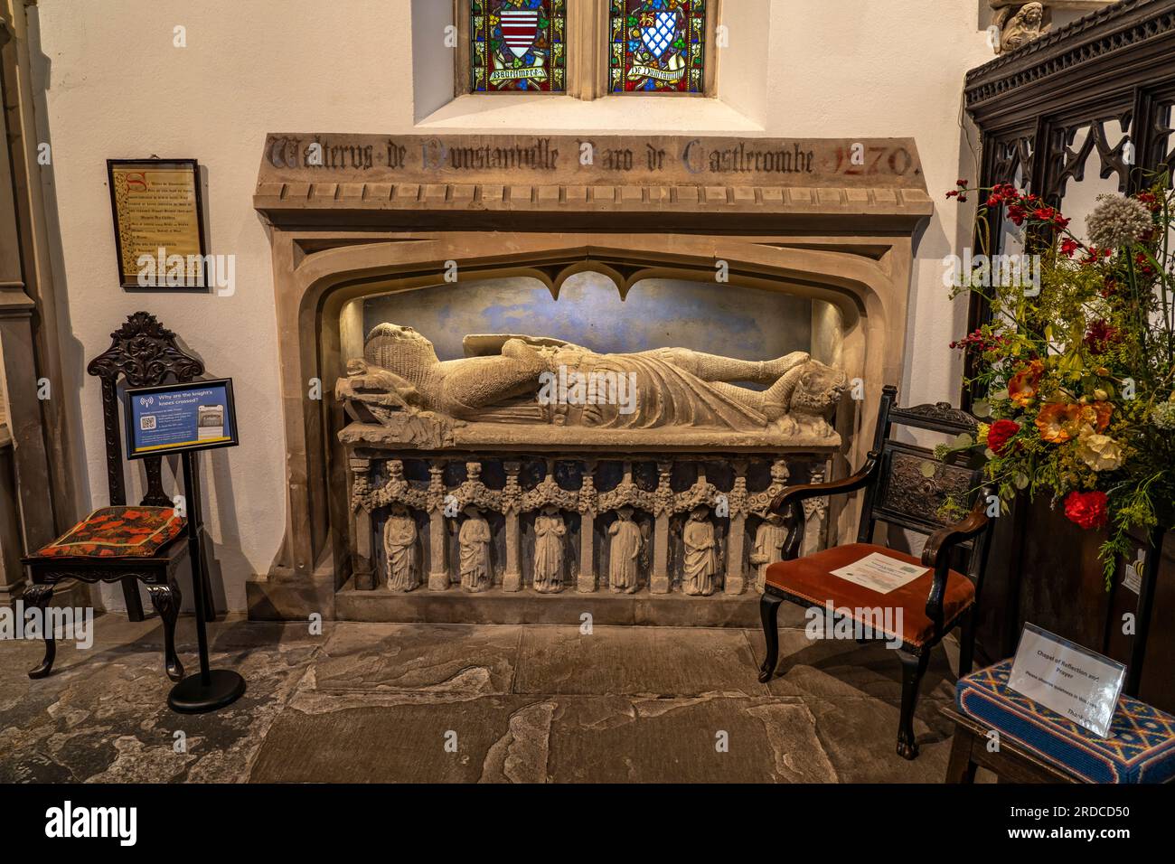 Denkmal aus dem 13. Jahrhundert für Kreuzritter Walter de Dunstanville in der Kirche St.-Andrew's, Castle Combe, Cotswolds, Wiltshire, England, Großbr Stockfoto