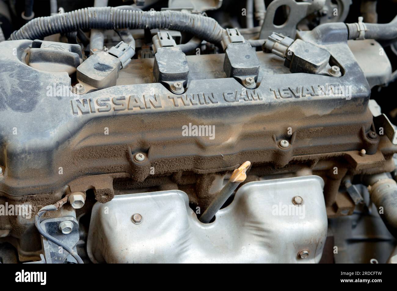 Kairo, Ägypten, Juni 24 2023: Wartung von Nissan Automobile, Austausch einiger Fahrzeugkomponenten wie Zündkerze, Wartung des Kühlers, Verteilerverkehr Stockfoto