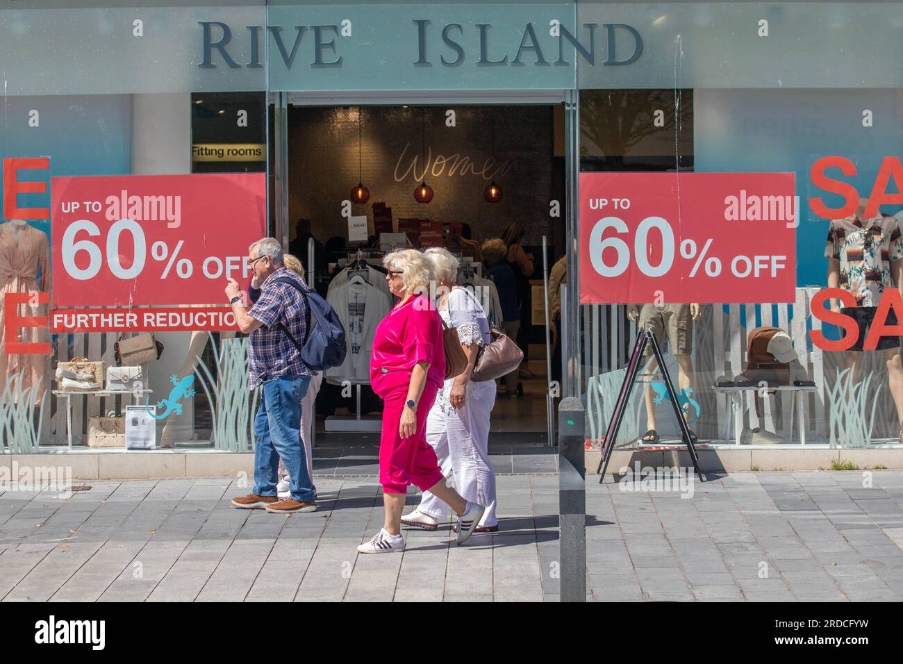 River Island Sale, Shop & Shoppers, Modegeschäfte mit Sammlungsfenstern im Sommer in Chapel Street, Southport, Großbritannien Stockfoto