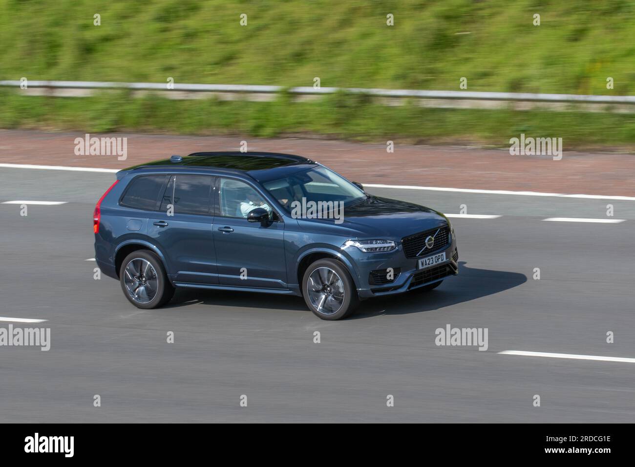 2023 Volvo XC90 + T8 Lade AWD Auto Charge T8 455 310 + 145 Twin Engine 18,8Kwh PHEV Start/Stop Blue Car SUV Hybrid Electric 1969 cm3 mit hoher Geschwindigkeit auf der Autobahn M6 in Greater Manchester, Großbritannien Stockfoto