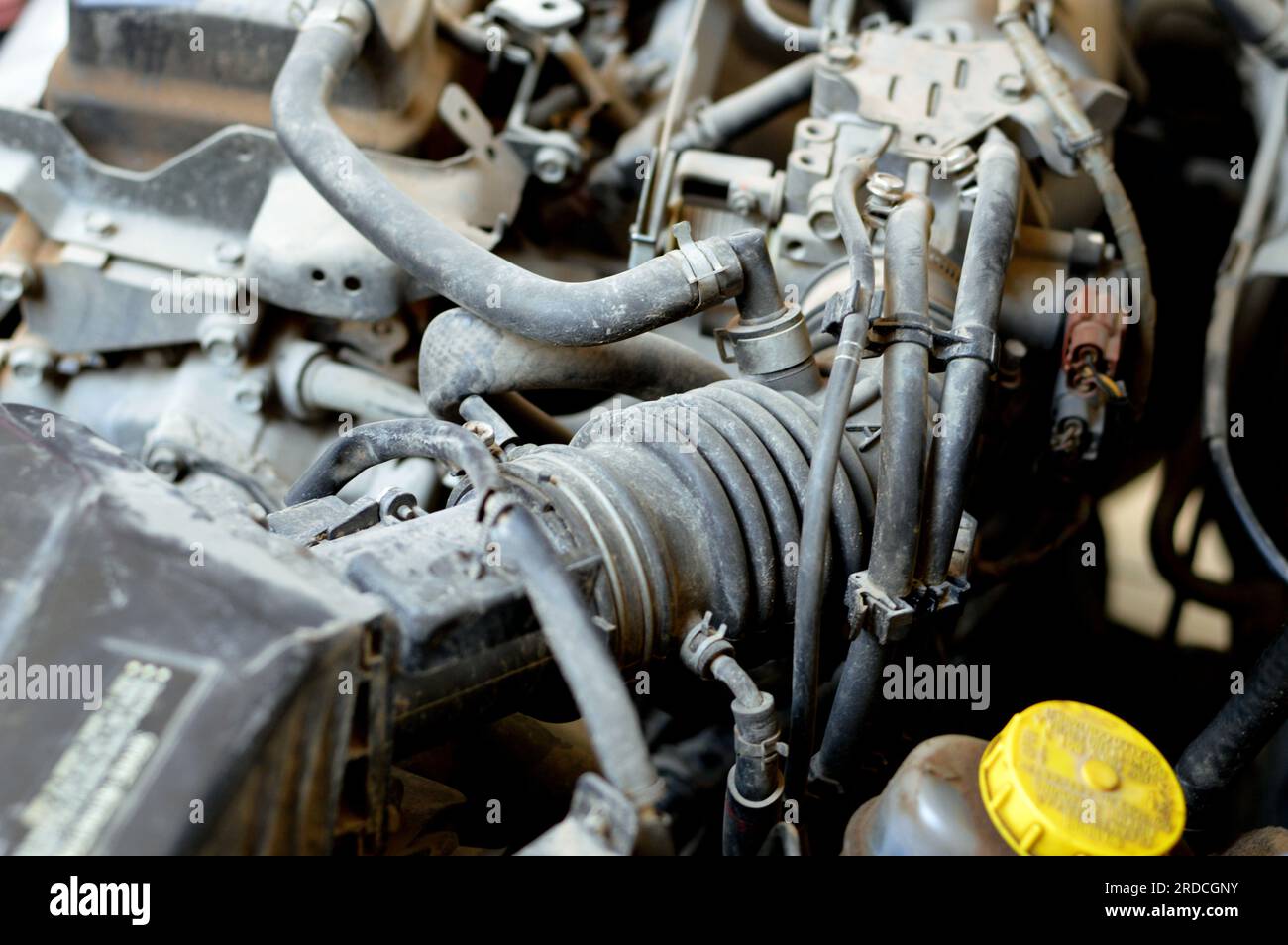 Kairo, Ägypten, Juni 24 2023: Wartung von Nissan Automobile, Austausch einiger Fahrzeugkomponenten wie Zündkerze, Wartung des Kühlers, Verteilerverkehr Stockfoto