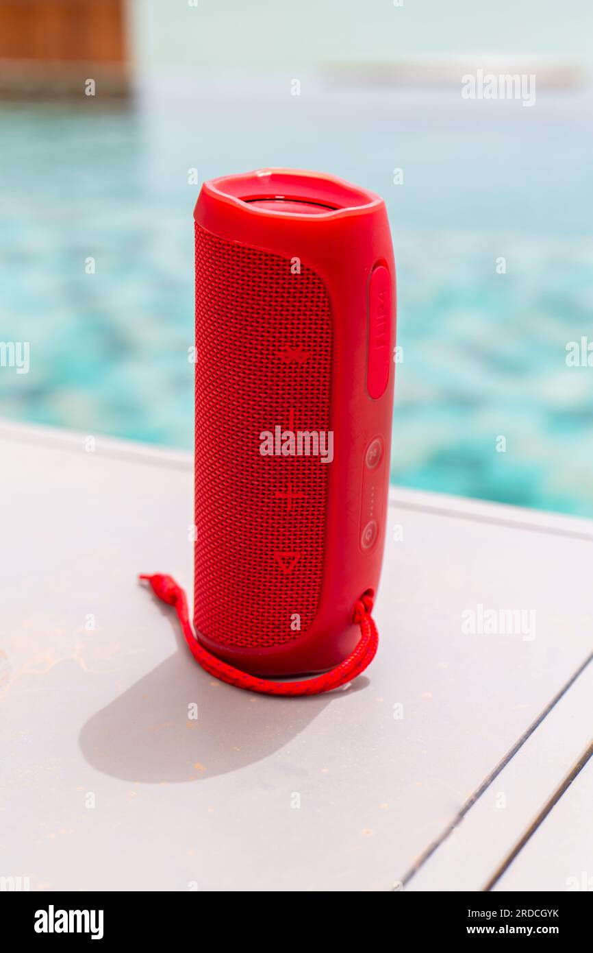 Dakhla, Marokko - 20. Juni 2022 : Red JBL High SPEAKER by a Clear Tropical Pool in Dakhla Stockfoto