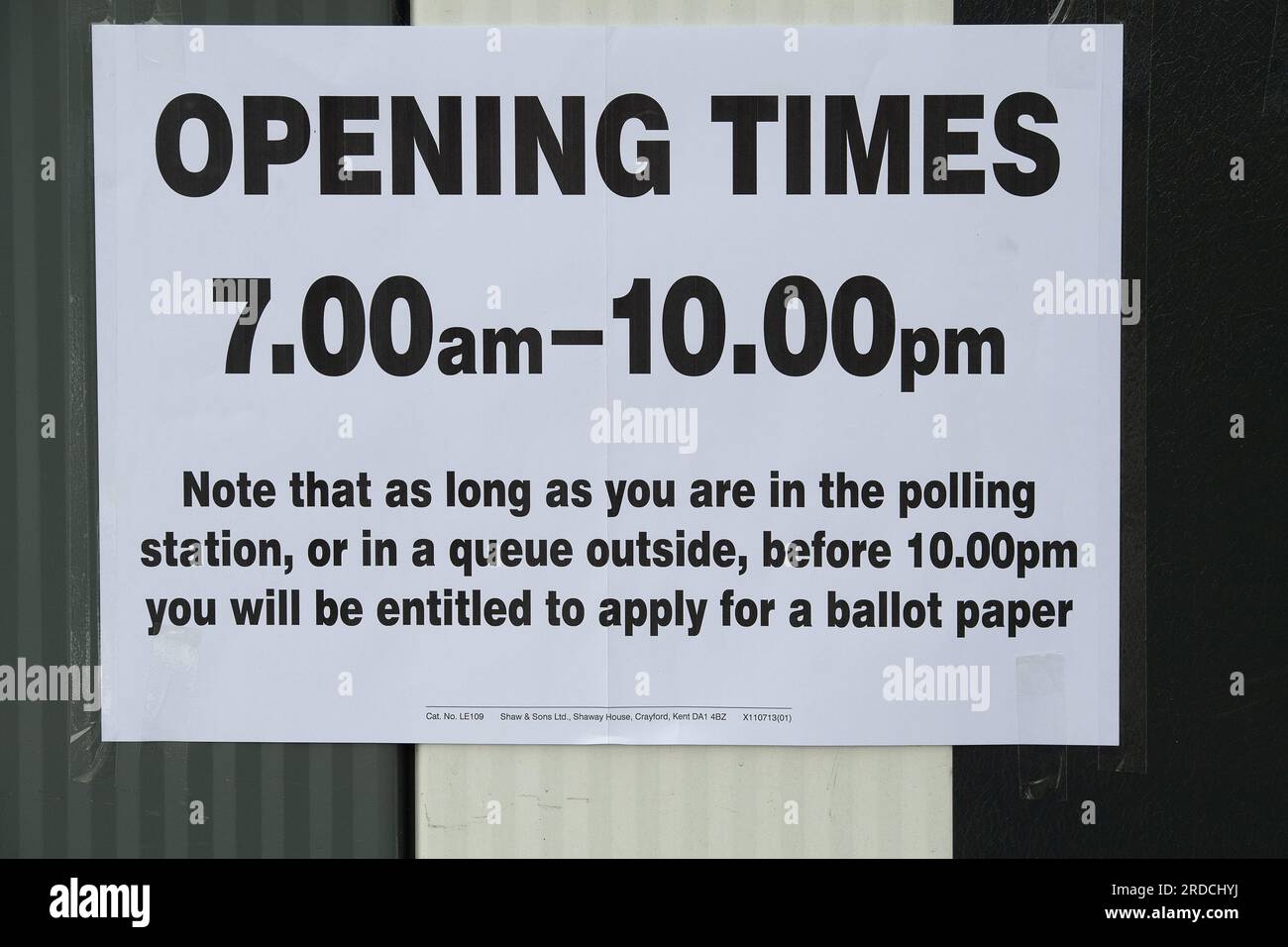 Hillingdon, Großbritannien. 20. Juli 2023. Ein Schild mit der Öffnungszeit vor einer Wahlstation in Hillingdon am Tag der Kommunalwahlen. Der ehemalige Premierminister Boris Johnson hatte den Sitz der Konservativen Partei in Uxbridge und South Ruislip, zu dem auch Hillingdon gehört. Laut Umfragen wird die Labour-Partei den Sitz voraussichtlich gewinnen, aber es gibt viel Ärger über die neue ULEZ Ultra Low Emission Zone, die auf das Gebiet erweitert wird, in dem die Wähler heute ihre Stimmen bei den lokalen Nachwahlen abgeben. Kredit: Maureen McLean/Alamy Live News Stockfoto