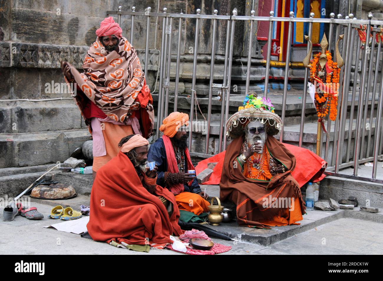"Gelassenheit in Kedarnath, Himalaya: Mönche genießen Tee an einem windigen Morgen." Stockfoto