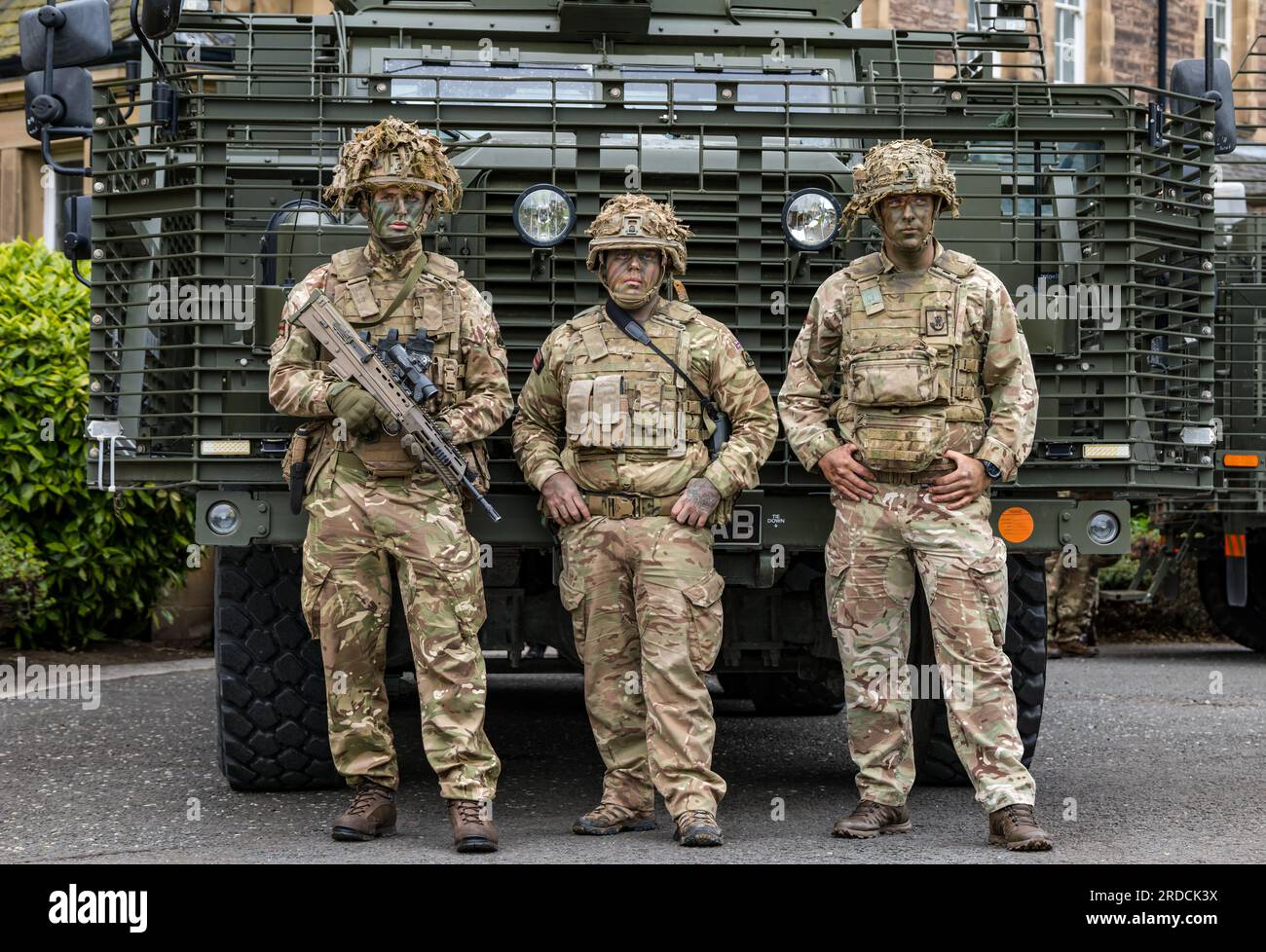 Getarnte Soldaten mit Mastiff gepanzertem Militärfahrzeug, Redford Army Barracks, Edinburgh, Schottland, Großbritannien Stockfoto