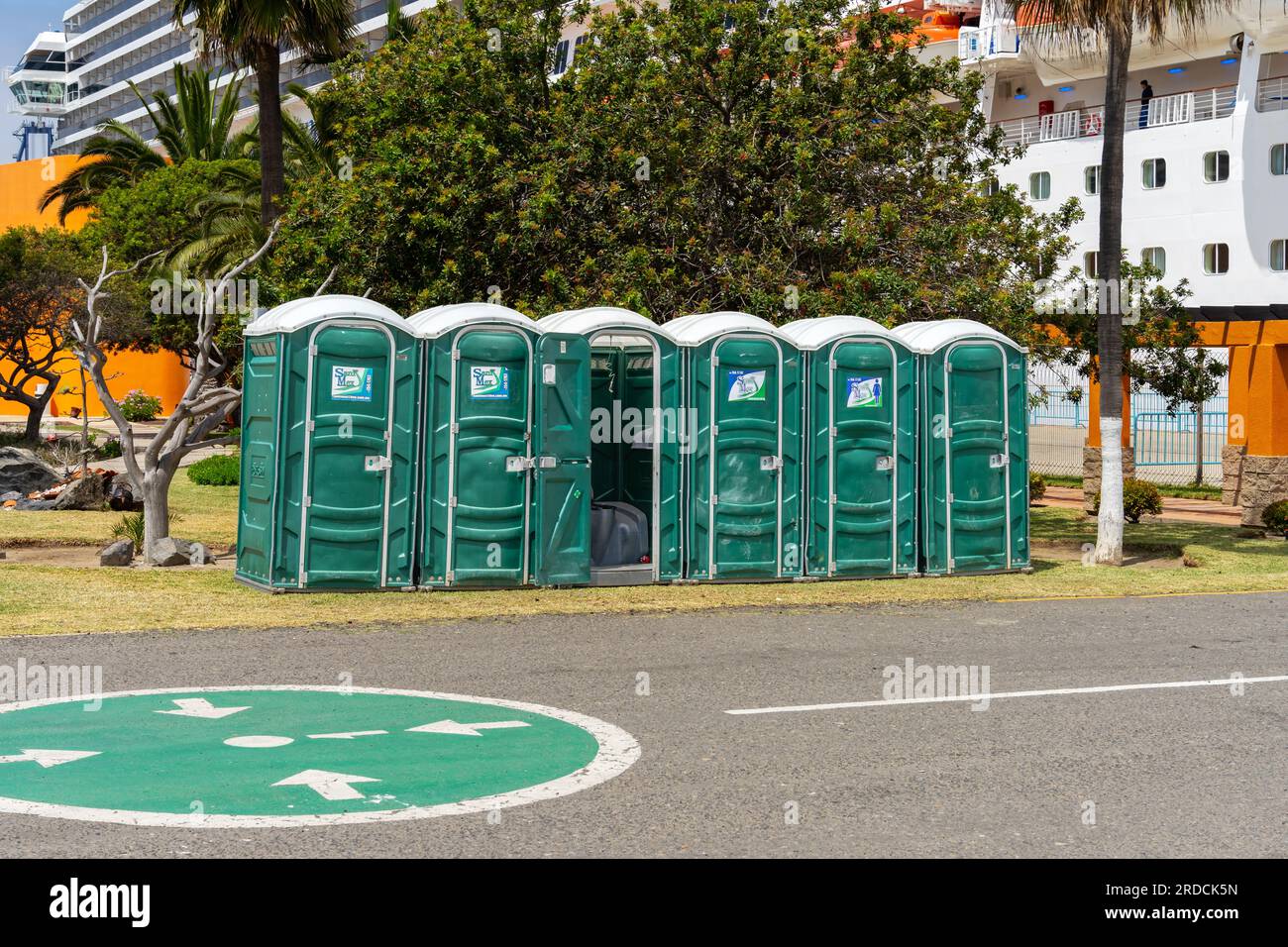 Ensenada, BC, Mexiko – 4. Juni 2023: Grüne, tragbare Toiletten im Hafen von Ensenada. Stockfoto