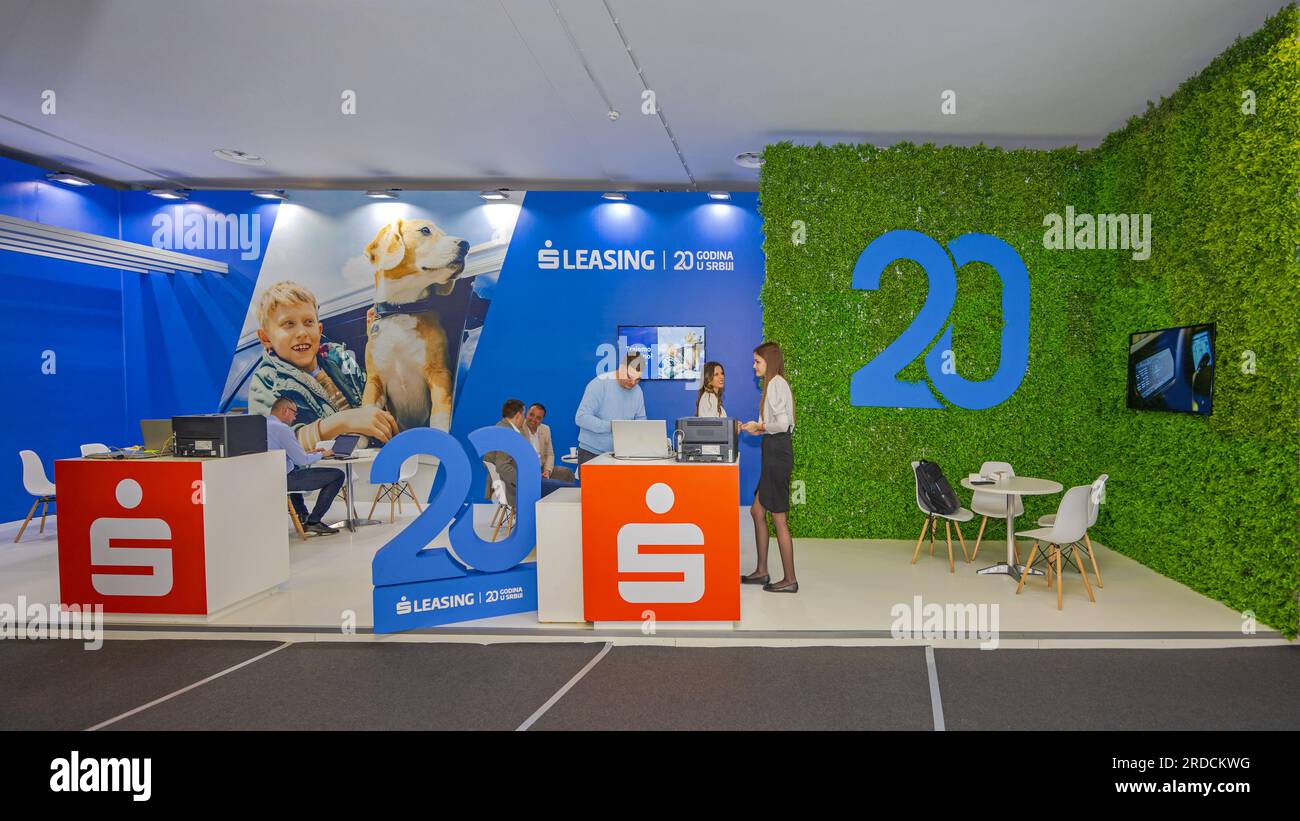 Belgrad, Serbien - 22. März 2023: Erste Bank S Leasing Financial Institution Assistance Stand auf der International Motor Show Expo. Stockfoto