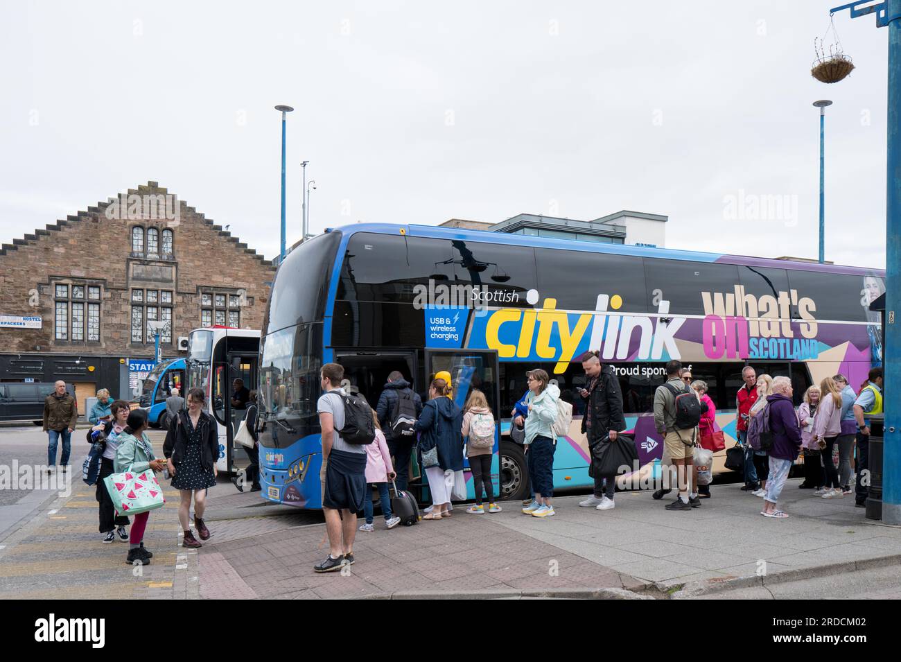 20. Juli 2023 Inverness, Highlands und Inseln, Schottland. Dies ist eine lange Schlange von Passagieren, die in den Scottish CityLink Bus nach Glasgow einsteigen. Stockfoto