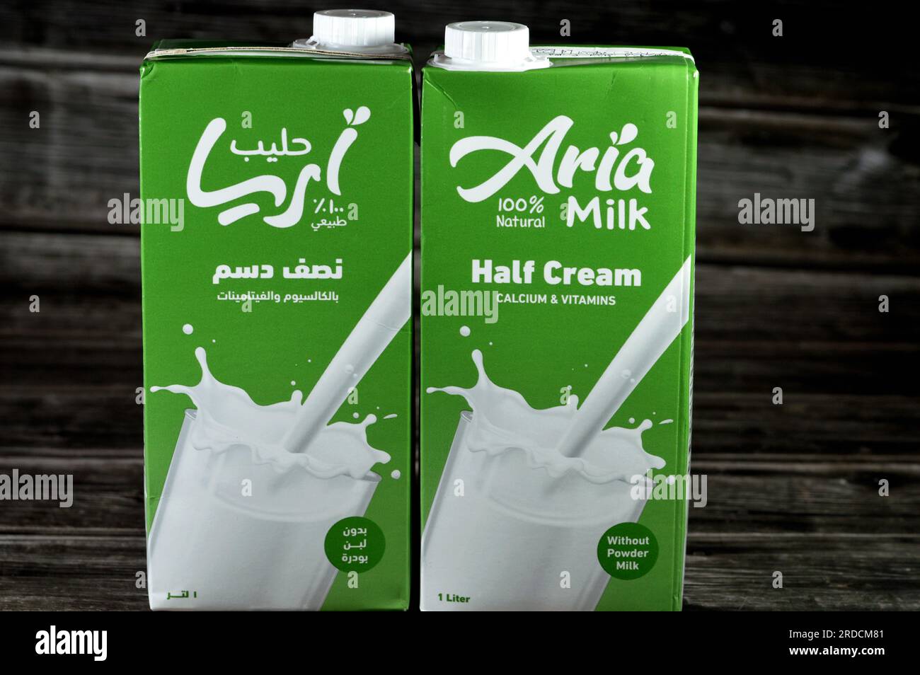 Kairo, Ägypten, Juli 15 2023: ARIA Half Cream Fresh Kuw's Milk Karton Flasche 1 1 Liter mit Calcium und Vitaminen, selektiver Fokus von Aria Nat Stockfoto