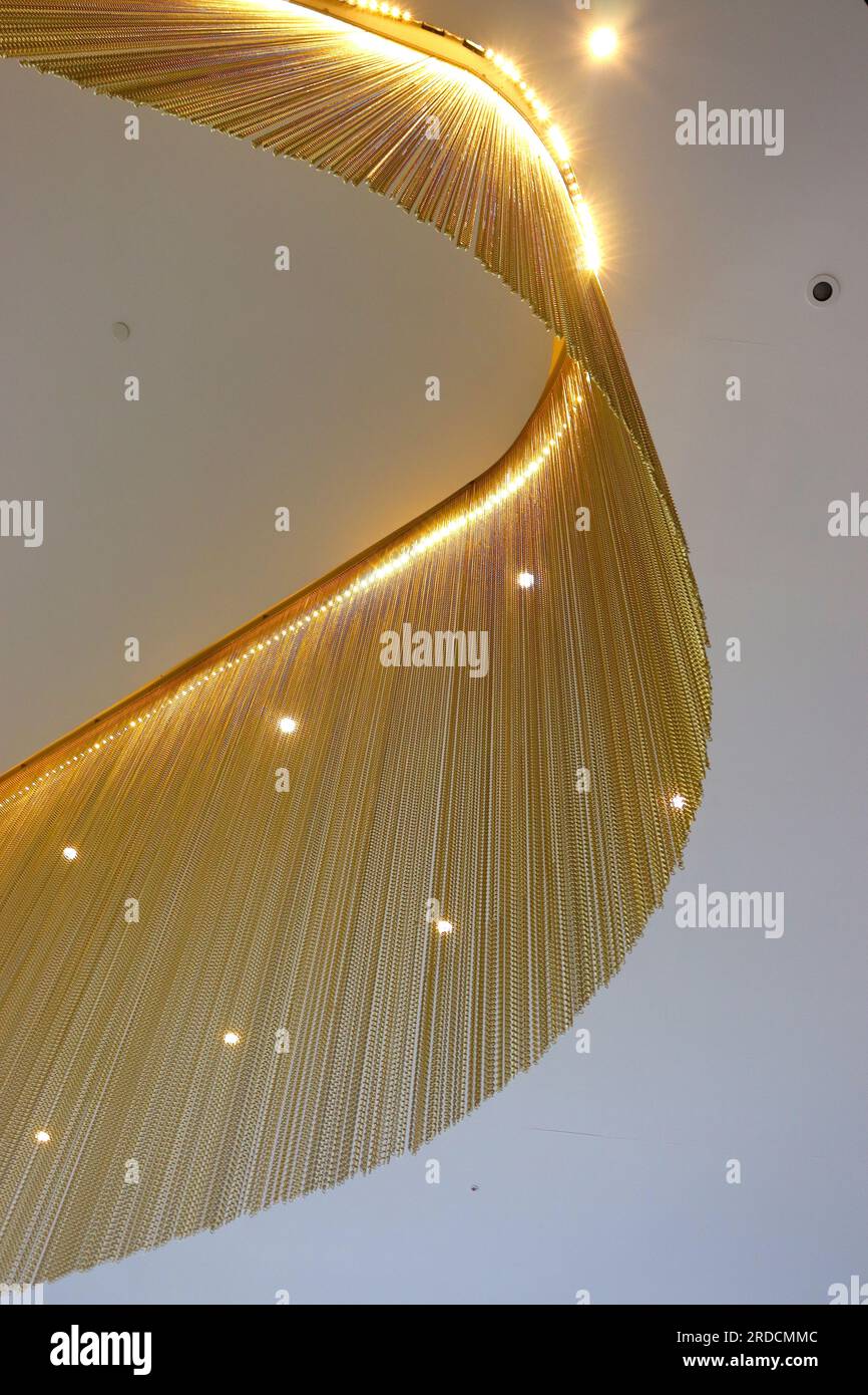 Ein fantasievolles Innendesign im Loungebereich des WestQuay Shopping Centre mit hängenden, goldeloxierten Kettenvorhängen. Stockfoto