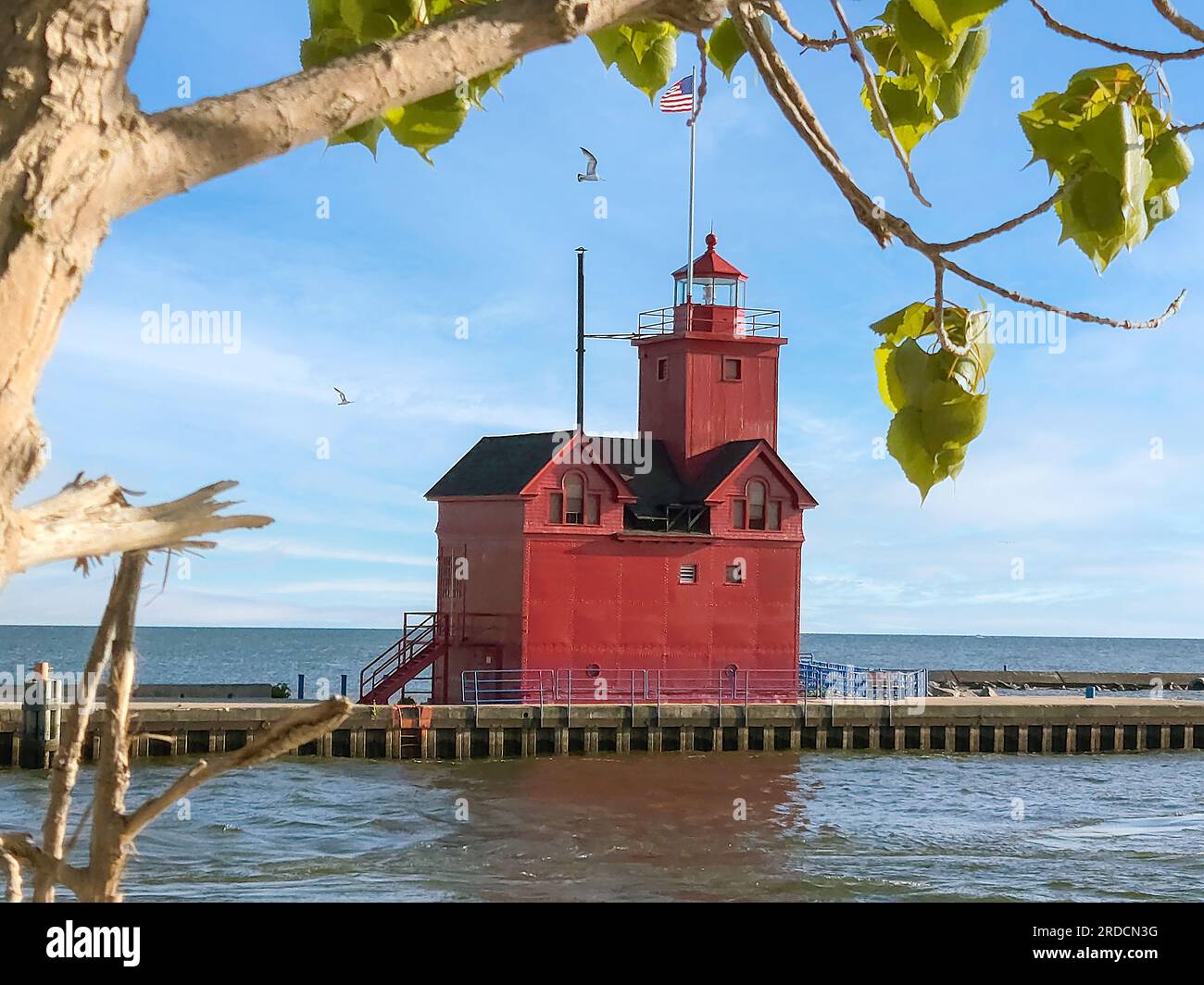 Der große rote Leuchtturm von Michigan mit seinen Sommerblättern Stockfoto