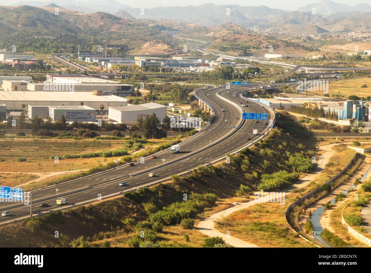 Blick aus der Vogelperspektive auf die Autobahn A 7 bei Málaga. Stockfoto
