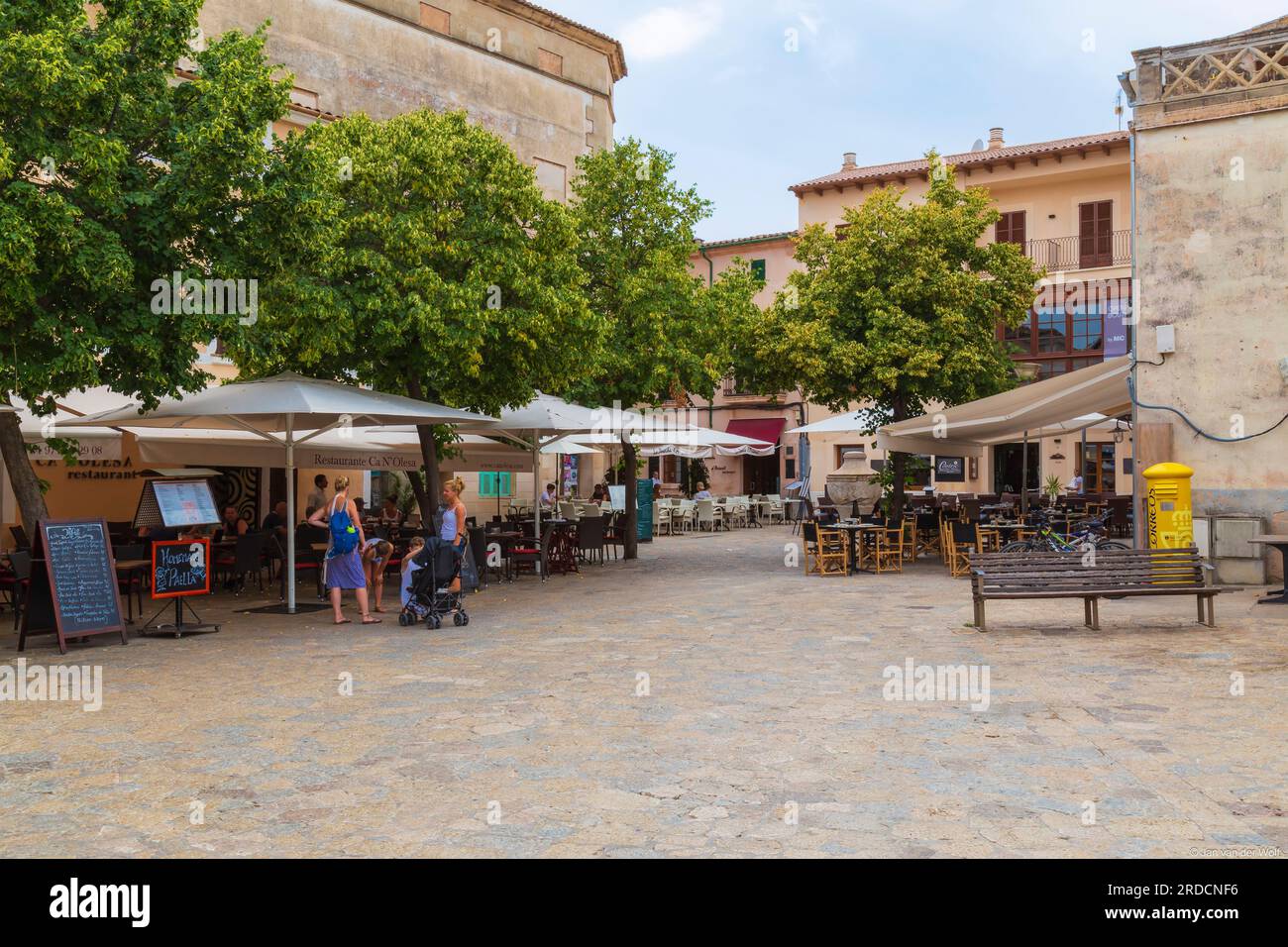 Gemütlicher Platz im Zentrum der malerischen Stadt Pollencala im Norden der Mittelmeerinsel Mallorca in Spanien. Stockfoto