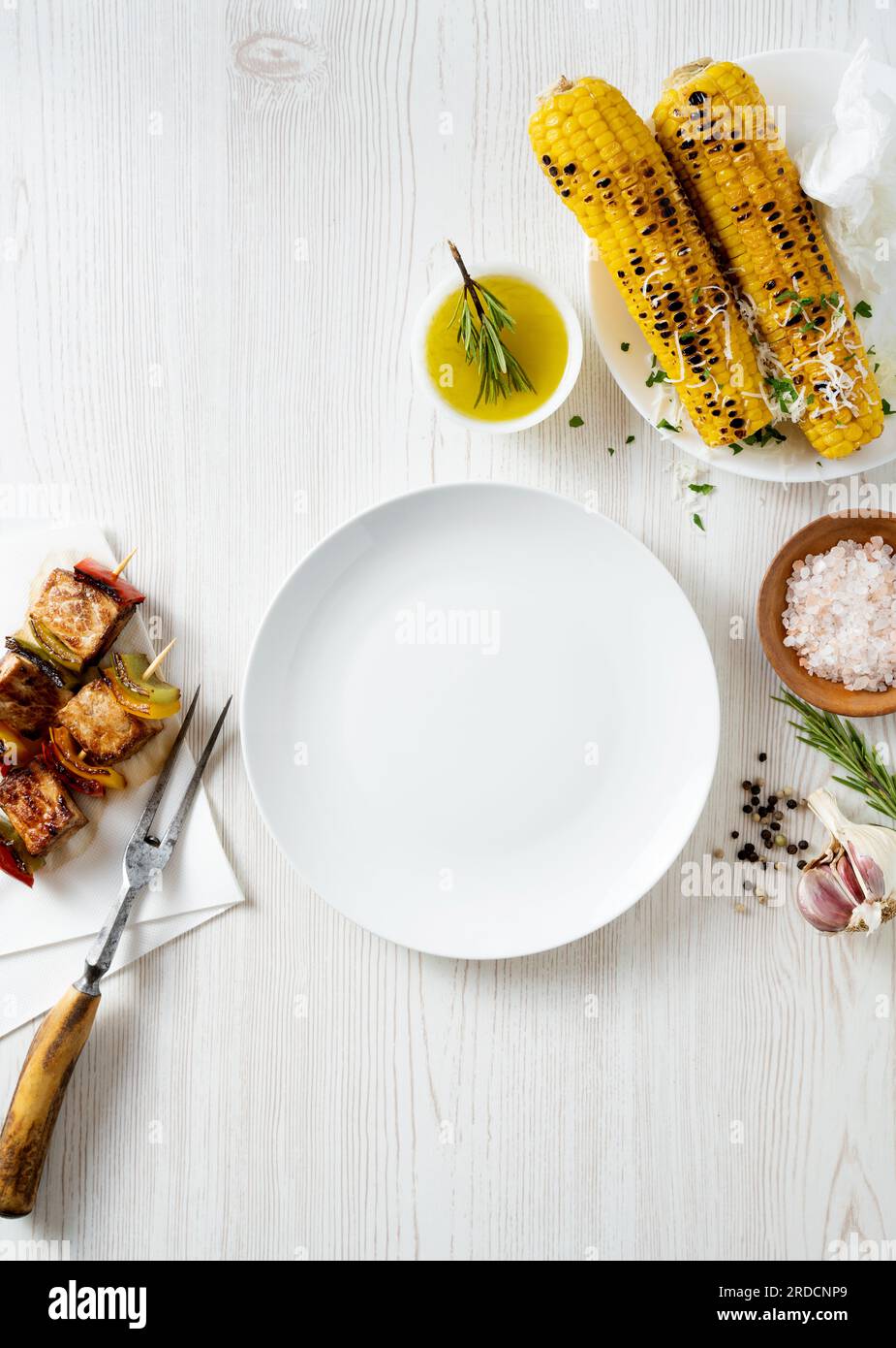 Sommer Barbecue Essen, Shish Kebab und gebratener Mais, leerer Teller. Sommerliche Stimmung Stockfoto