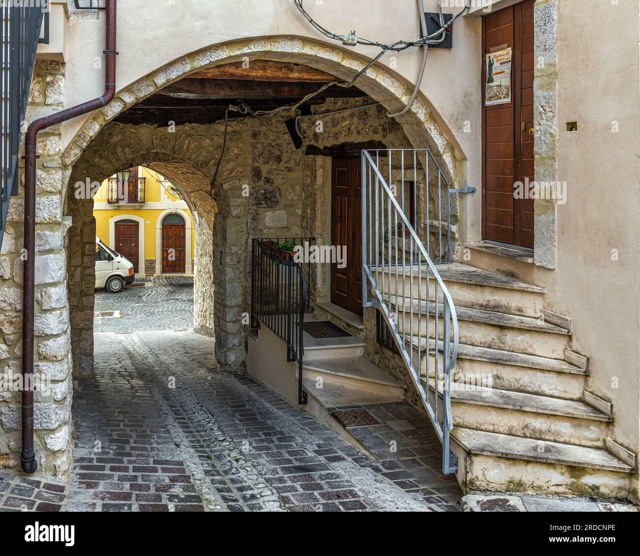 Werfen Sie einen Blick auf Gassen, Treppen, Arkaden, Dekorationen, Bögen und Häuser der mittelalterlichen Stadt Goriano Sicoli. Goriano SIcoli, Abruzzen Stockfoto